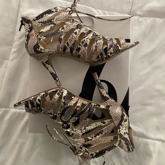 Nine West Python Print lace up heels size 8 - Picture 3 of 4